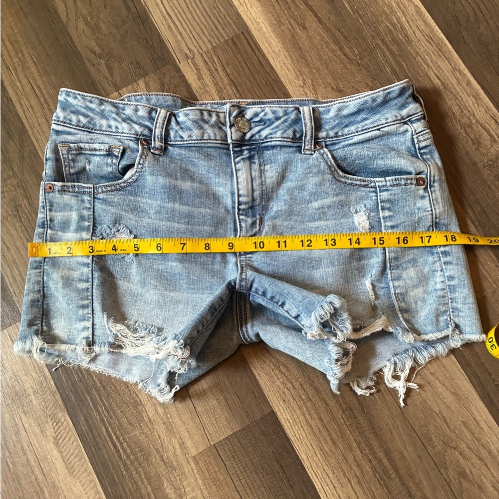American Eagle Midi Super Stretch Denim Shorts Distressed SZ 14 - Picture 5 of 11
